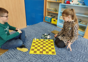 Dzieci uczestniczą w konkursie gry w szachy.