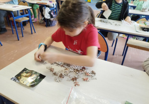 Konkurs układania puzzli z wizerunkiem szkoły