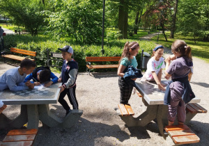 Dzieci opracowują plan parku.