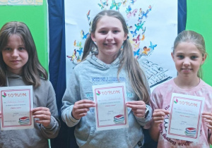 Wioletta Jankowska Uczniowie z klasy IIIB trzymają dyplomy za udział w szkolnym konkursie "Pięknie czytam"