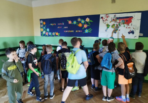 Uczniowie klas III zwiedzają Piątkolandię.