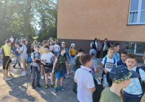 Uczniowie klas III zwiedzają Piątkolandię.