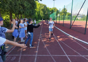 Uczniowie klas III biorą udział w spontanicznym wyścigu.