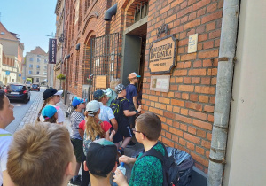 Uczniowie wchodzą do Muzeum Piernika w Toruniu