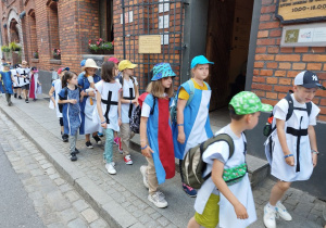 Grupa dzieci w średniowiecznych strojach.