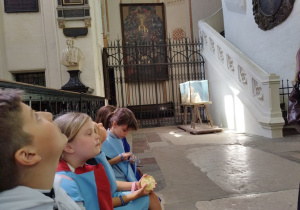 Uczniowie zwiedzają Katedrę pw. śś. Janów.