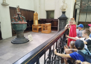 Uczniowie zwiedzają Katedrę pw. śś. Janów.