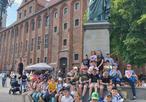 Uczniowie przy Pomniku Mikołaja Kopernika