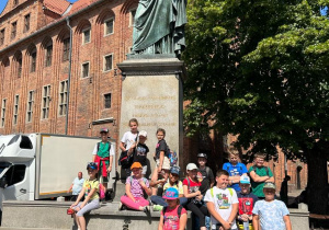 Uczniowie przy Pomniku Mikołaja Kopernika