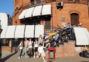 Dzieci stoją na schodach Planetarium w Toruniu.