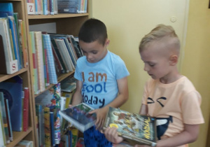 Chłopcy wybierają książki