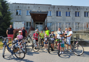 Dzieci z wychowawczynią prezentują rowery gotowe do rajdu