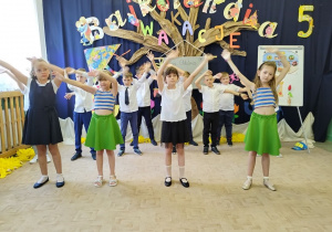 Uczniowie z klasy II tańczą