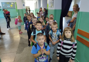 Uczniowie klas I wraz z rodzicami czekają na pierwszy dzwonek.
