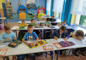 Dzieci pracują w swojej sali lekcyjnej.