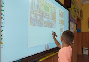 Uczeń klasy I B przy tablicy dotykowej