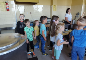 Uczniowie klasy I B zwiedzają kuchnię