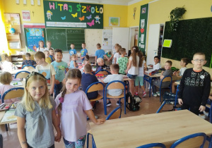 Uczniowie klasy I B zwiedzają inne sale lekcyjne