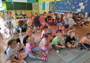 Dzieci słuchają wypowiedzi pana Marcina.
