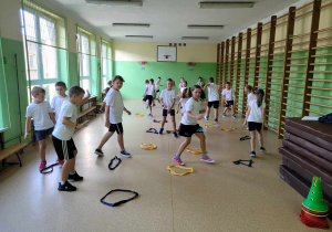 Uczniowie klasy II C uczestniczą w lekcji wychowania fizycznego.