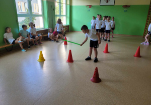 Uczniowie klasy II C uczestniczą w lekcji wychowania fizycznego.