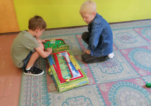 Uczniowie klasy I A bawią się na dywanie.