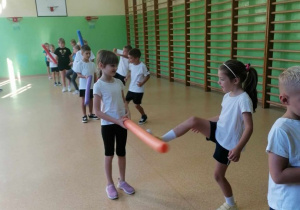Uczniowie klasy I A uczestniczą w treningu karate.