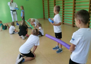 Uczniowie klasy I A uczestniczą w treningu karate.