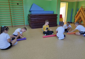 Uczniowie klasy I B uczestniczą w treningu karate.