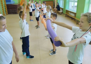 Uczniowie klasy I B uczestniczą w treningu karate.
