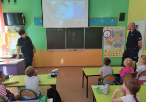 Uczniowie oglądają film edukacyjny.