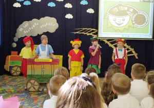 Bajkoludki przedstawiają historię i tradycje szkoły.