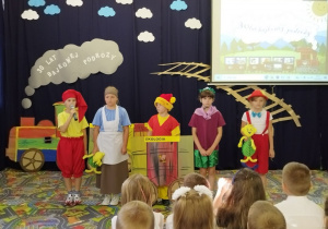 Bajkoludki przedstawiają historię i tradycje szkoły.