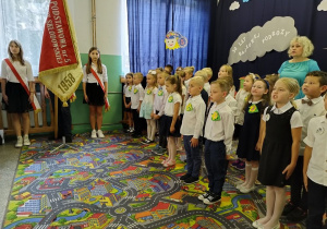 Uczniowie klas I śpiewają hymn.
