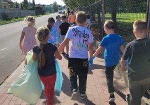 Uczniowie klasy II C uczestniczą w akcji Sprzątania Świata.