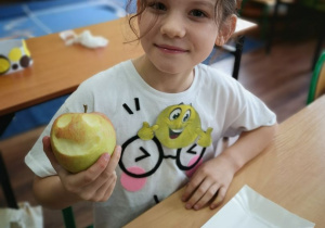 Dzieci rzeźbią uśmiechy w jabłkach