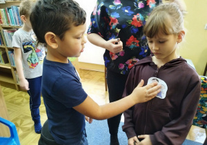 Dzieci prezentują znalezione naklejki z Bobliem i Lolkiem