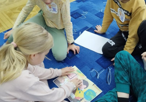 Dzieci uczestniczą w bajkowych zajęciach