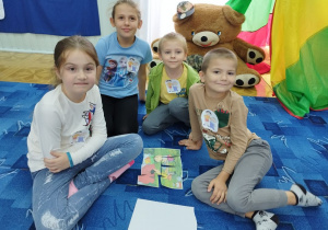 Dzieci uczestniczą w bajkowych zajęciach