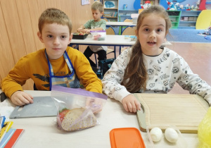 Dzieci przygotowują smakołyki z wykorzystaniem ugotowanych jajek.