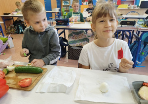 Dzieci przygotowują smakołyki z wykorzystaniem ugotowanych jajek.