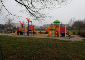 Nowy plac zabaw na szkolnym boisku