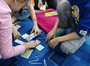 Krasnale na lekcji bibliotecznej