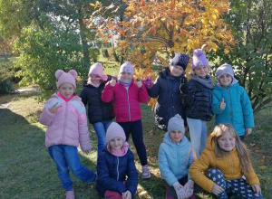 Calineczki szukają kolorów jesieni