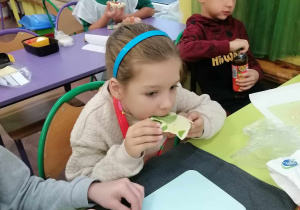 Dzieci jedzą swoje pyszne kanapeczki - czas na śniadanko!