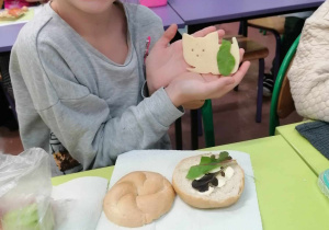 Dzieci prezentuja swoje kanapki.