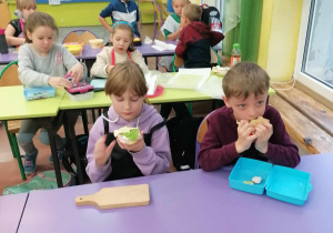 Dzieci jedzą swoje pyszne kanapeczki - czas na śniadanko!