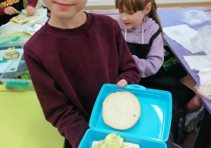 Dzieci prezentuja swoje kanapki.