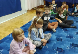 Uczniowie słuchają fragmentów książki o Bolku i Lolku.