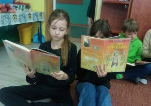 Uczniowie z klasy III C podczas "Przerwy na czytanie"